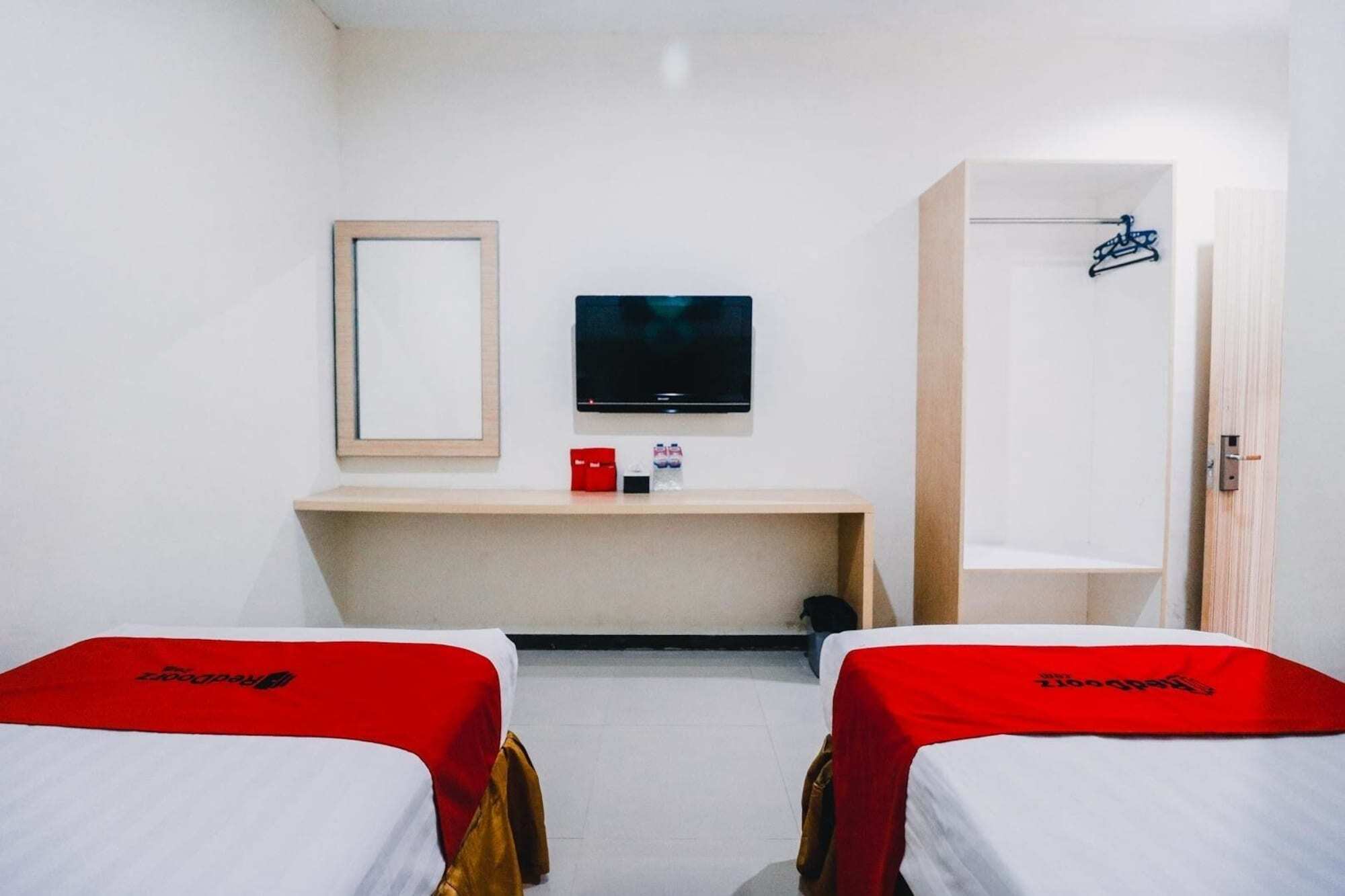 Reddoorz Plus Near Sultan Hasanuddin Airport Makassar Exteriör bild